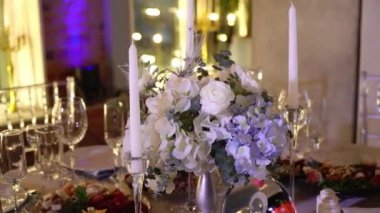 Partide dekore edilmiş masa - düğün veya diğer olay kutlama