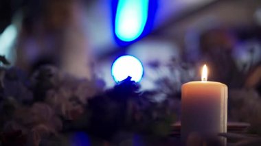 Partide beyaz mumlar