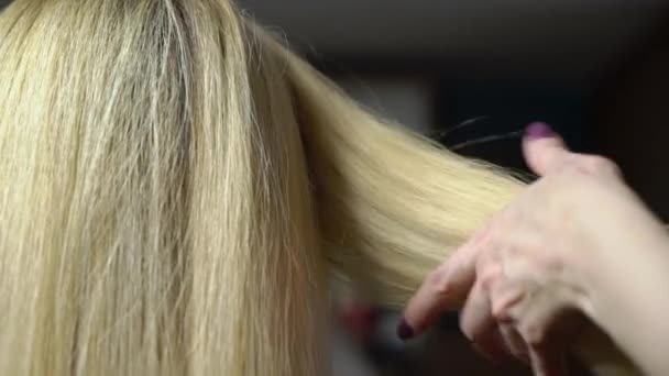 Making hairstyle for blonde young woman — Stock Video