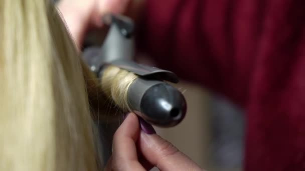 Fazendo penteado para mulher jovem loira — Vídeo de Stock