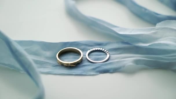 Dva snubní prsteny na modrou stužkou