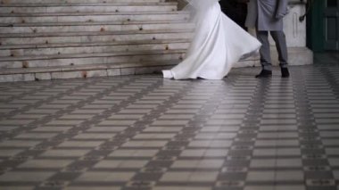 Gelin gelinliğin yakın damat düğün elbise sallayarak