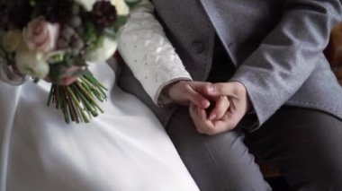 Kucaklayan güzel düğün çift