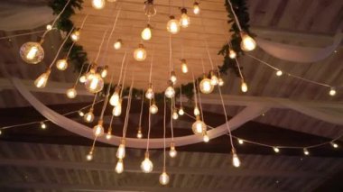 Üstünde belgili tanımlık tepe iç lamba fener