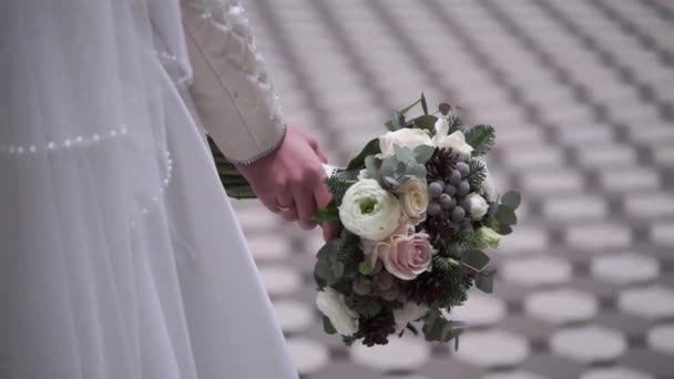 Unga bruden med bröllop bukett — Stockvideo