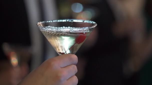 Persoon met glas mousserende wijn op het feest — Stockvideo