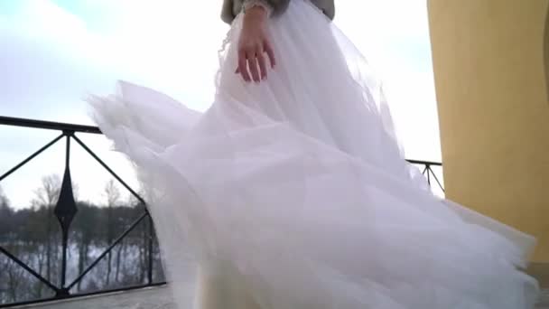 Bruid cirkelen en zwaaien jurk in de winter — Stockvideo
