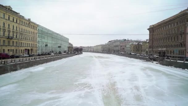 Saint-Petrohrad, Rusko-10. února 2019: řeka ve městě v zimě — Stock video