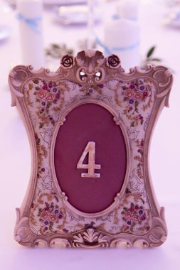 Çatal bıçakla süslenmiş ziyafet masası. Şölen salonunda düğün dekorasyonu. Bayram masası, tabak, peçete, bıçak, çatal. Masa dekorasyonu. Romantik yemek ya da diğer etkinlikler - düğün