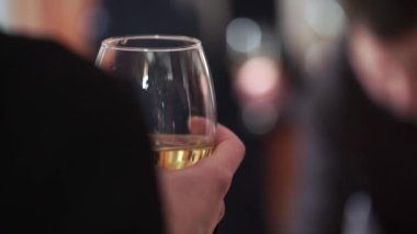 Köpüklü şarap partide olan kişi