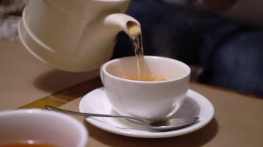 Çay Kupası için çaydanlık dökme.