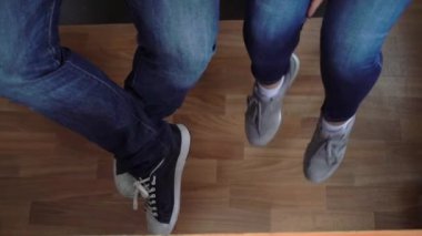 Birlikte oturan genç güzel Çift