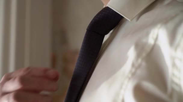 Mann bindet blaue Krawatte — Stockvideo