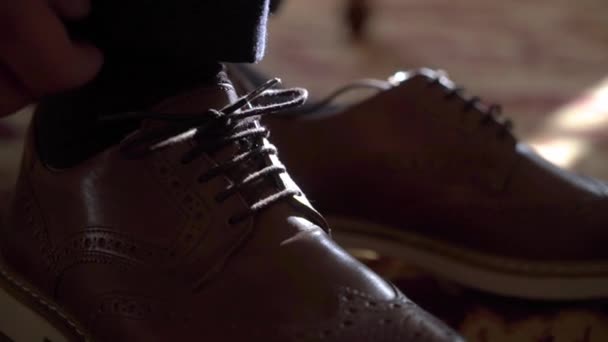Férfi cipő viselése, döntetlen a csipkék — Stock videók