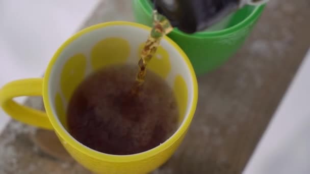 从热水瓶往杯子里倒茶 — 图库视频影像