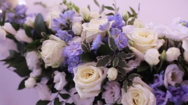 Table de banquet décorée, avec couverts. Décor de mariage dans la salle de banquet. Servir une table de fête, assiette, serviette, couteau, fourchette. Décoration de table. Dîner romantique ou autres événements - mariage