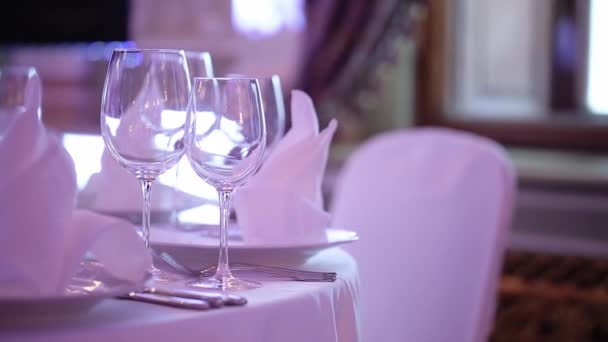 stock video Banquet decorated table, with cutlery. Wedding decor in the banquet hall. Serving of a festive table, plate, napkin, knife, fork. Table setting decoration. Romantic Dinner or other events - wedding