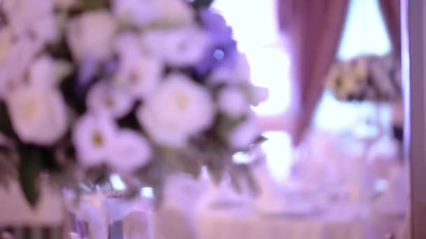 Table de banquet décorée, avec couverts. Décor de mariage dans la salle de banquet. Servir une table de fête, assiette, serviette, couteau, fourchette. Décoration de table. Dîner romantique ou autres événements - mariage