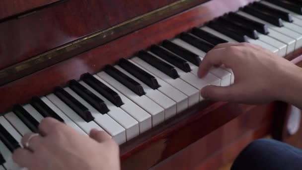 Primer plano de un intérprete de música tocando el piano — Vídeos de Stock