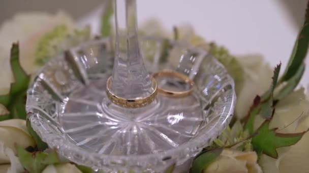 Inele de nunta in farfurie de sticla — Videoclip de stoc