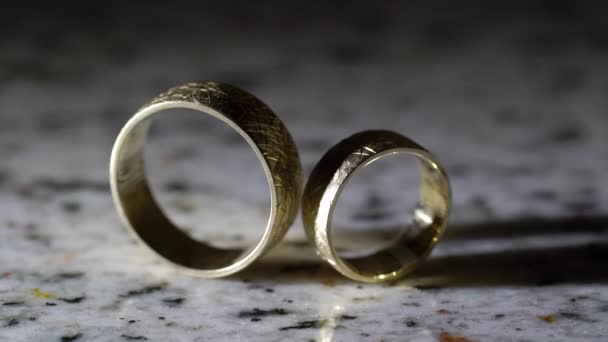Par de anillos de boda — Vídeo de stock