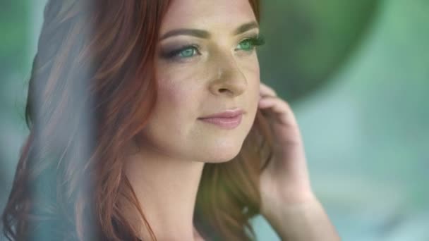 Genç seksi kırmızı saçlı kadın penceresine bakarak siyah iç çamaşırı — Stok video