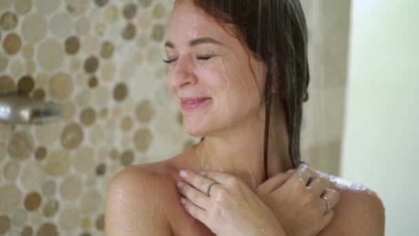 Ung sexig tjej tar en regndusch i en Villa eller hotell. Nakna långa röda hår tvättar — Stockvideo