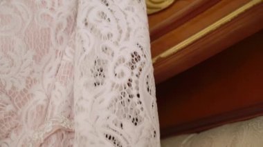 Beyaz gelinlik yatak odasında