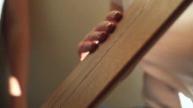 İnşaat site tartışmak ve ölçü parke zemin için onların düz adlı iki kız