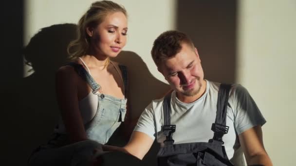 Jeune couple s'était disputé à cause de la rénovation de leur appartement — Video