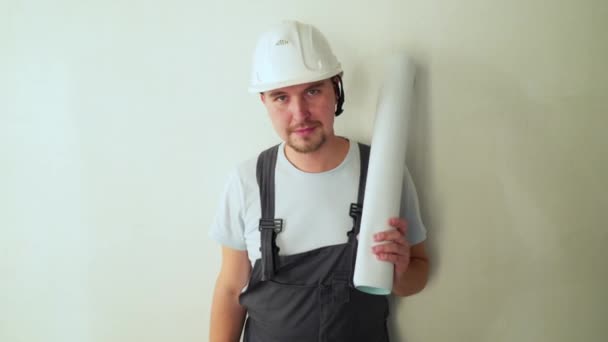 Travailleur sur chantier rénovation appartement . — Video