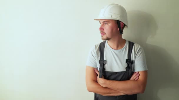 Werknemer bij bouw site renovatie plat. — Stockvideo