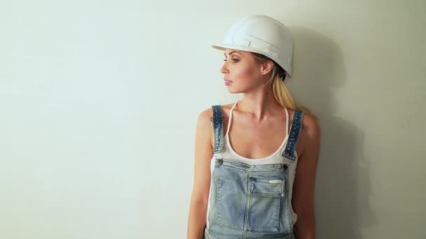Travailleur sur chantier rénovation appartement . — Video