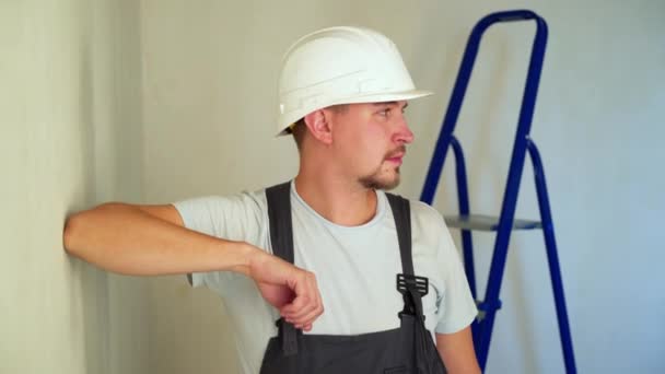 Работник на стройке, ремонт квартиры — стоковое видео