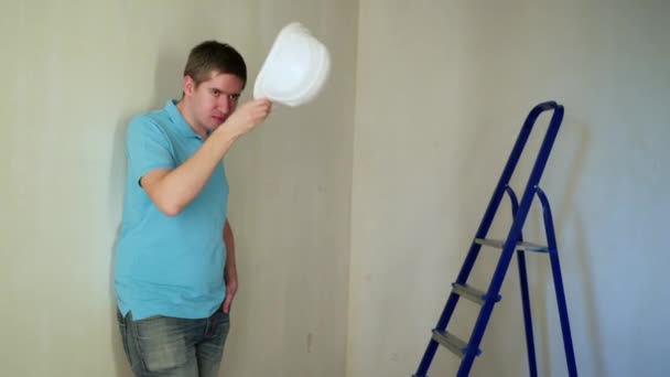 Работник на стройке, ремонт квартиры — стоковое видео