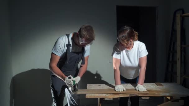 Kontraktor Menggunakan Circular Saw Cutting of New Laminate Renovation — Stok Video