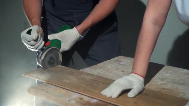 Entrepreneur utilisant scie circulaire Découpe de nouveaux planchers stratifiés Rénovation — Video