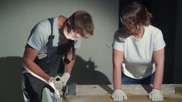 Müteahhit yenileme yeni laminat kesim daire testere kullanarak — Stok video
