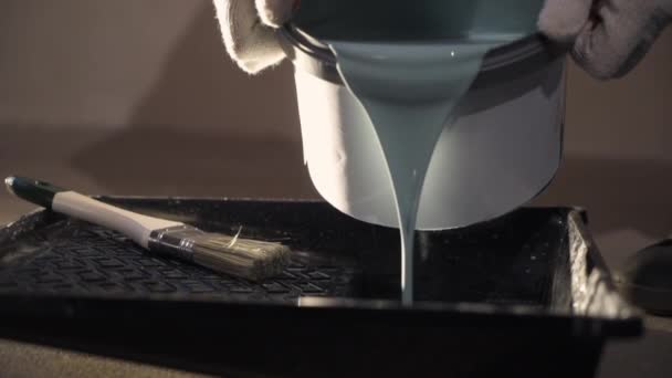 Derramando tinta de balde no canteiro de obras — Vídeo de Stock