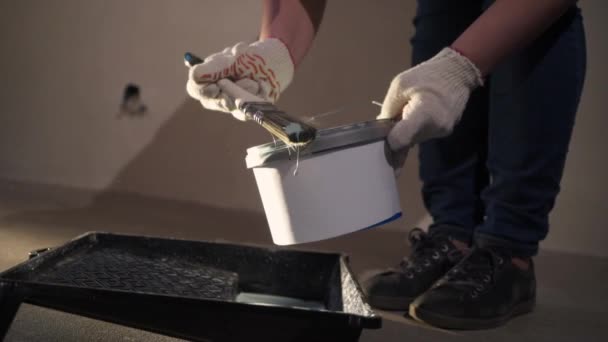 Verter pintura del cubo en el sitio de construcción — Vídeos de Stock