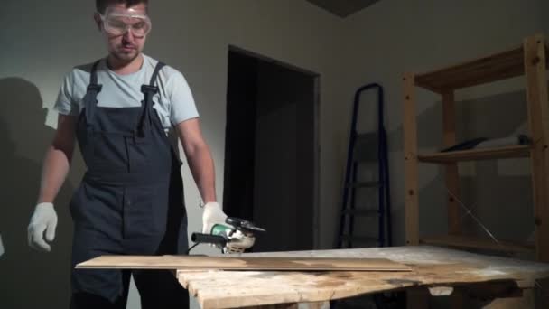 Contractor Using Circular Saw Cutting of New Laminate Flooring Renovation — Stock Video