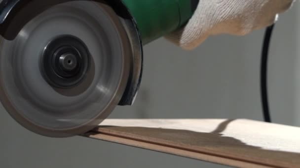 Contractor Using Circular Saw Cutting of New Laminate Flooring Renovation — Stock Video