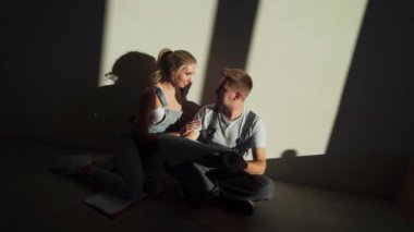 Genç çift onların düz yenileme nedeniyle kavga