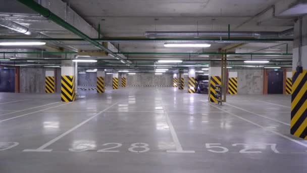 Lege ondergrondse parkeergarage — Stockvideo