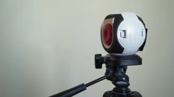 Strumento di misurazione del livello laser con attraversamento visibile del raggio laser rosso — Video Stock