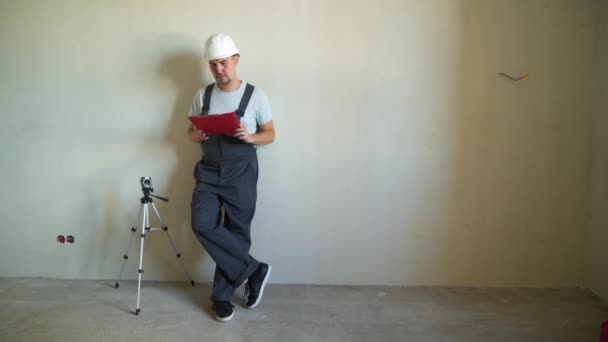Инженер строительной площадки, работающий с чертежом — стоковое видео