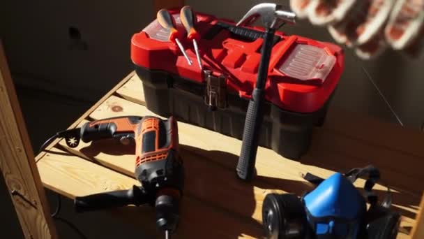 Робочі інструменти - електродриль, молоток, захисна маска, коробка з інструментами та викрутка — стокове відео