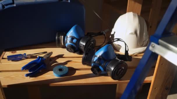 Outils de travail - boîte à outils avec instruments, casque, masque de protection, pinces, ruban adhésif et tournevis — Video