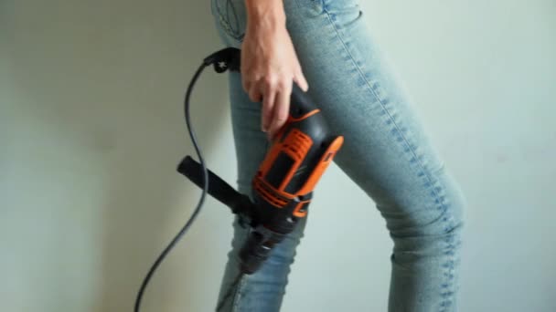 Mladá žena nosí jednotné práce na staveništi, hrát si s elektrickou vrtačku jako zbraň — Stock video