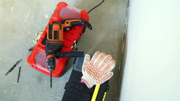 Mujer toma naranja taladro eléctrico — Vídeos de Stock